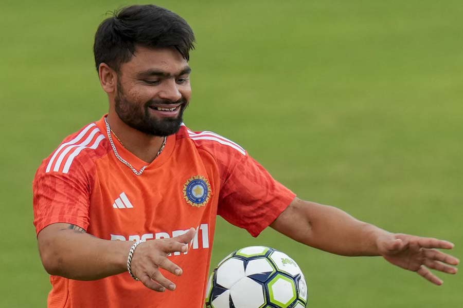 মঙ্গলবার, ভারতীয় ইনিংসের ৫.৫ ওভারের মাথায় রিঙ্কু যখন ব্যাট করতে নামেন, তখন দলের রান ৩ উইকেটে ৫৫। ইতিমধ্যেই সাজঘরে দুই ওপেনার যশস্বী জয়সওয়াল (শূন্য), শুভমন গিল (শূন্য) এবং তিন নম্বরে নামা তিলক বর্মা (২৯)। 