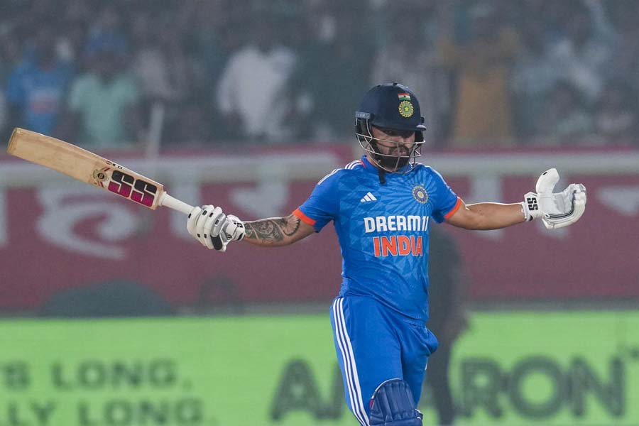 জীবনের প্রথম দক্ষিণ আফ্রিকা সফর। সেখানে গিয়ে প্রাথমিক ভাবে কমবয়সিদের ঘাবড়ে যাওয়াই স্বাভাবিক। গতি, বাউন্সের সঙ্গেও মানিয়ে নেওয়া সহজ নয় মোটেই। তার উপর সাততাড়াতাড়ি একগাদা উইকেট পড়ে গিয়েছে। কী করবেন রিঙ্কু? জল্পনা রিঙ্কুর প্রথম বল খেলা পর্যন্ত সঙ্গী ছিল জনতার। 