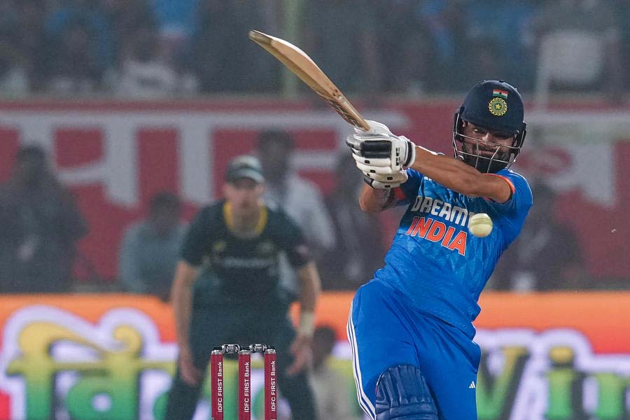 রিঙ্কু জানতেন, এই পরিস্থিতিতে আরও উইকেট পড়লে হার বাঁচানো কঠিন হবে। মাঠে নেমে রিঙ্কু তাই মন দেন ইনিংস গড়ার কাজে। উইকেটের অন্য প্রান্তে আগ্রাসী মেজাজে থাকা অধিনায়ক সূর্যকুমার যাদবকে সঙ্গ দিলেন ঠান্ডা মাথায়। যখন যেমন প্রয়োজন, খুচরো রান নিয়ে স্কোরবোর্ড সচল রাখলেন। ক্যাপ্টেন সূর্যের সঙ্গে জুটিতে উঠল ৭০ রান। 