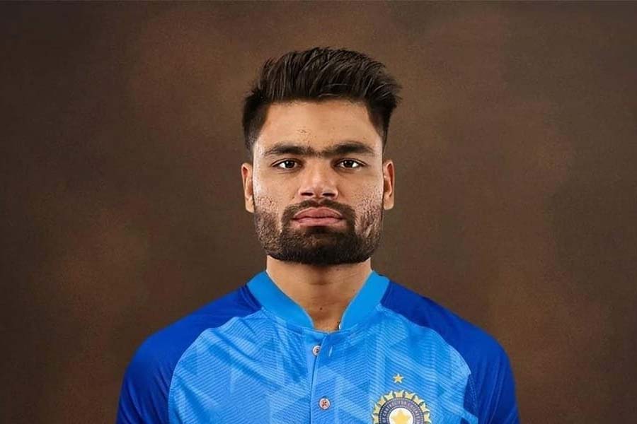 যে পেল্লায় সাইজ়ের ছক্কা হাঁকানোর জন্য রিঙ্কুকে চিনেছে আসমুদ্রহিমাচল, তাঁর ব্যাট থেকে শেষ ওভারের আগে পর্যন্ত একটিও ছক্কা দেখা যায়নি। অবশেষে এল সেই মাহেন্দ্রক্ষণ। ১৯তম ওভারের প্রথম বলটিই উড়ে গেল মাঠের বাইরে। ছোট আকারের ছয় মারেন রিঙ্কু। ডেথ ওভারে একটি ছক্কা খাওয়ার পর বোলার নিশ্চিত হলেন, তিনি লাইন এবং লেংথ বদলে ফেলবেন পুরোপুরি। 