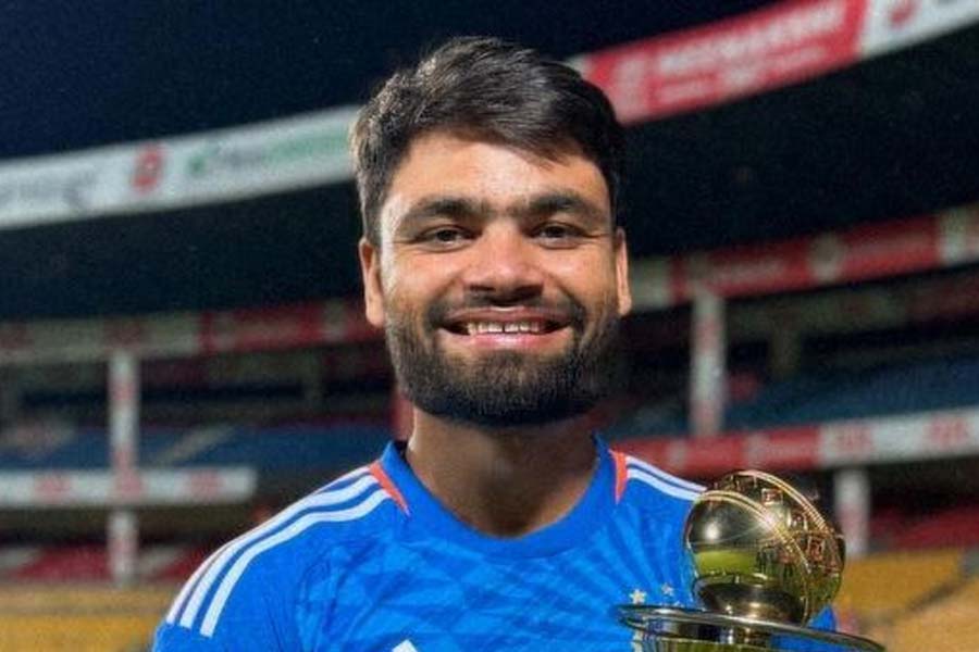 বোলার যে ছক কষছেন, তা মাথায় ছিল রিঙ্কুরও। জানতেন, প্রথম বলে ছয় খাওয়ার পর বোলার কী কী ভাবছেন। অতঃপর এল সেই দ্বিতীয় বল। দ্বিতীয় ছক্কাটি যেন আরও বড়। এহ বাহ্য, ২২ গজ থেকে মারা বল সোজা উড়ে গিয়ে ভেঙে দিল মিডিয়া বক্সের কাচ।