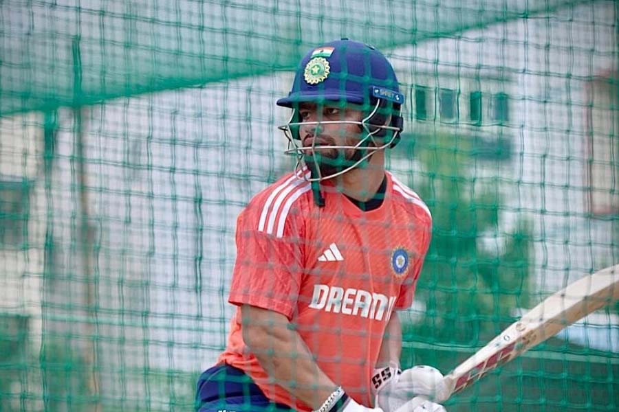 এই মুহূর্তে ভারতীয় টি-টোয়েন্টি দলের অধিনায়ক সূর্যকুমার যাদব যেন কুড়ি ওভারের খেলার এক নতুন আঙ্গিক খুলে দিয়েছেন। বিশ্বের হাতেগোনা কয়েক জন ব্যাটার যেমন, ম্যাক্সওয়েল, বাটলার, হেনরিক ক্লাসেন বা মিলাররা অনেকটা সেই ঘরানার ব্যাটার। সেই তালিকায় সম্ভবত নবতম সংস্করণ কেকেআরের রিঙ্কু। 