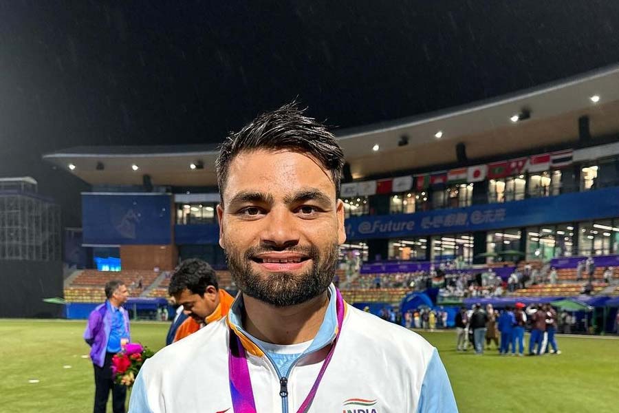 ভারতীয় মারকুটে ব্যাটারদের মধ্যে সাধারণত একটা জিনিস লক্ষ্য করা যায়। পিচ পাটা হলে তাঁরা প্রায় সকলেই ফুল ফোটান। কিন্তু বল একটু এ দিক-ও দিক করলেই সমস্ত জারিজুরি শেষ। বাউন্স আর গতির সামনে আজও অসহায় দেখায় বহু ভারতীয় ব্যাটারকে। রিঙ্কুর ক্ষেত্রে তেমনটা বলা যাবে না। তিনি বাউন্স পছন্দ করেন। সূর্যের মতোই বোলারের গতি ব্যবহার করে বল মাঠের বাইরে ফেলে দেন অনায়াসে। 