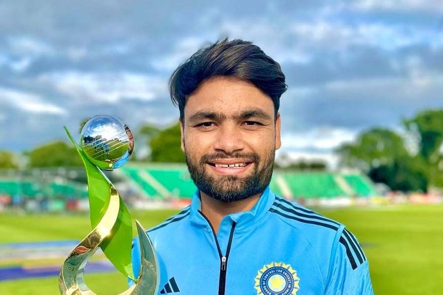 ভারতীয় দলের পাঁচ নম্বরে নিজের জায়গা প্রায় পাকা করে ফেলেছেন কেকেআর তারকা। এ বার তাঁর লক্ষ্য বিশ্বকাপের বিমানেও উঠে পড়া। ইদানীং যেমন ব্যাটিং করছেন রিঙ্কু, তাতে তাঁকে বাদ দেওয়ার সাহস নির্বাচকেরা দেখাবেন কি? প্রশ্ন এখন সেটাই। কিন্তু রিঙ্কুর ব্যাট যে দলকে ক্রমাগত নির্ভরতা যুগিয়ে যাচ্ছে, ভারতের মাটিতে অস্ট্রেলিয়ার পর এ বার দক্ষিণ আফ্রিকাতেও দেখা যাচ্ছে। 