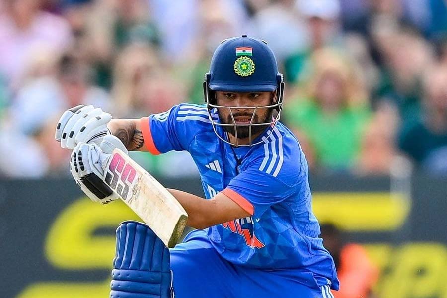 রিঙ্কুর প্রশংসা শোনা গিয়েছে সুনীল গাওস্কর, ডেল স্টেনের মতো কিংবদন্তিদের মুখে। গাওস্কর বলছিলেন, ‘‘রিঙ্কুর এই উত্থান বুঝিয়ে দিচ্ছে, খুব কঠিন পরিস্থিতি থেকে উঠে এসেও ক্রিকেটে সাফল্য লাভ করা যায়।’’ স্টেনও মুগ্ধ রিঙ্কুর ব্যাটিংয়ে। স্টেনের মন্তব্য, ‘‘রিঙ্কুকে দেখে মনে হয়, কখনও যেন চাপেই পড়ে না।’’