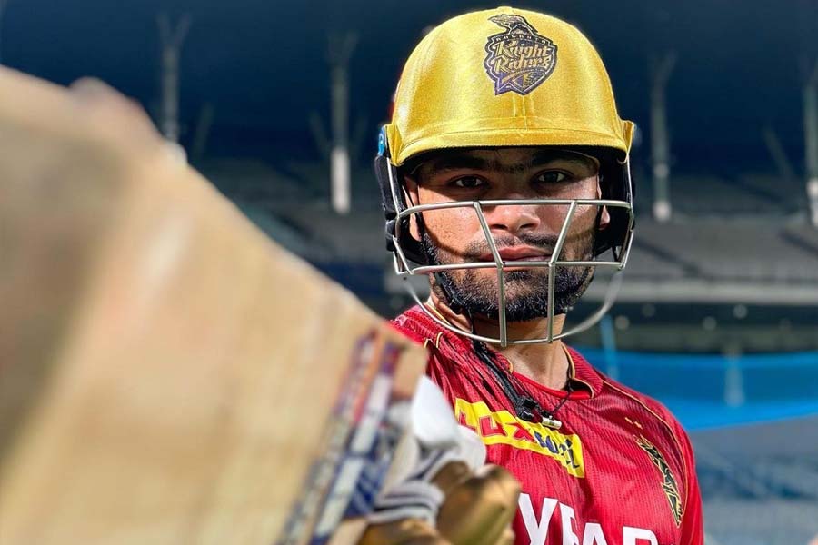 সাধারণত সূর্যের দলের পাঁচ নম্বরে নামেন যে ব্যাটার, তিনি খুব বেশি বল খেলার সুযোগ পান না। কিন্তু মঙ্গলবার ছিল অন্য এক দিন। রিঙ্কুকে ব্যাট দোলাতে দোলাতে নামতে দেখা গেল, খেলার বয়স তখন মাত্র ৫ ওভার। অর্থাৎ, দল ব্যাটিং বিপর্যয়ের মুখে। সেই পরিস্থিতিতে নেমেও রিঙ্কু খেললেন সাবলীল ভাবে। প্রথমে সূর্যকে সহায়তা দিয়ে গড়লেন বড় রানের জুটি। সূর্য ফিরতেই স্বমূর্তি ধরলেন কেকেআর তারকা। 