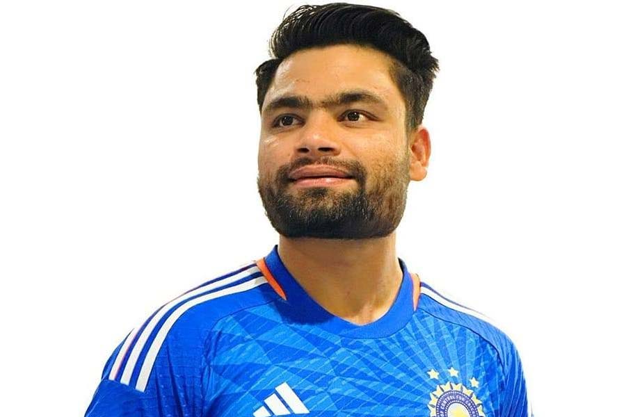 ক্রিকেট বিশেষজ্ঞরা বলছেন, ব্যাটারের জাত চেনা যায় কঠিন পরিস্থিতিতে। ঠিক যেমন, মঙ্গলবার রিঙ্কু নেমেছিলেন ম্যাচের পঞ্চম ওভার শেষ হওয়ার আগেই। বোলাররা আত্মবিশ্বাসে টগবগ করে ফুটছেন। রিঙ্কু কিন্তু নিজের স্বাভাবিক খেলা বদলে ফেললেন মুহূর্তের মধ্যে। তুলে মারা নয়, জুটি গড়তে যা যা করার দরকার, কেকেআর তারকা তা-ই করে গেলেন। 