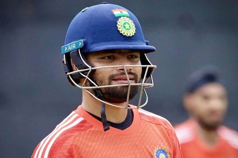 রিঙ্কু কিন্তু স্বপ্ন দেখাচ্ছেন। যে স্বপ্ন বলে, ব্যর্থতার গ্লানি ঝেড়ে ফেলে আবার স্বমহিমায় ফিরে আসার রূপকথাস্বরূপ কাহিনি। প্রয়োজন মতো নিজেকে আমূল বদলে ফেলার সাহস। আর বুকভরা আত্মবিশ্বাস। এ ভাবেই ফিরে আসতে হয়। বিশ্বকাপের দল নির্বাচকদের চোখ এড়িয়ে যায়নি নিশ্চয়ই।