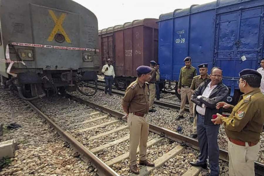 স্থানীয় সূত্রে খবর, বর্ধমান স্টেশনের ২ এবং ৩ নম্বর প্ল্যাটফর্মের মাঝে যে জলের ট্যাঙ্কটি ছিল, আচমকাই তা হুড়মুড়িয়ে ভেঙে পড়ে। কী করে ট্যাঙ্ক ভেঙে পড়ল, তা এখনও পরিষ্কার নয়। স্থানীয় সূত্রে খবর, তিন জনের মৃত্যুর পাশাপাশি আহত হয়েছেন অন্তত ২৭ জন। 
