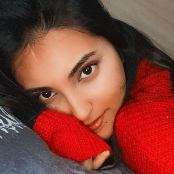 ‘অ্যানিম্যাল’ ছবিতে ‘জামাল কুদু’ গানের দৃশ্যে মাইকে গান গাইতে দেখা গিয়েছে তানাজ়কে। এই গানের বাণী লেখা ইরানের কবি বিজান স্মন্দরের। পুরনো গানকেই নবরূপে ছবিতে তুলে ধরেছেন সন্দীপ। মদের গ্লাস মাথায় নিয়ে ববির নাচ এই গানের মূল আকর্ষণ তো বটেই। তবে তানাজ়ও কোনও অংশে কম যান না। 