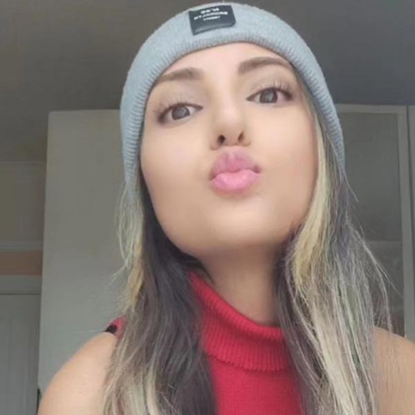 ‘জামাল কুদু’ গানে অভিনয় করে ‘জামাল কুদু গার্ল’ নামে জনপ্রিয় হয়ে ওঠেন তানাজ়। ভারতীয় নয়, ইরানের অভিনেত্রী তিনি।