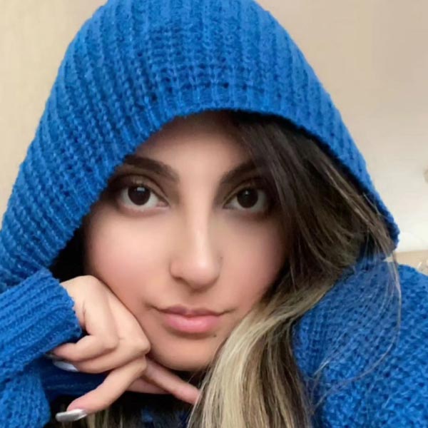 ১৯৯৭ সালের ২৭ জুনে ইরানের তেহরানে জন্ম তানাজ়ের। অভিনেত্রীর বাবার নাম মেহেদি আলিয়ারি এবং মায়ের নাম মারজান ডাইমন্ড। 