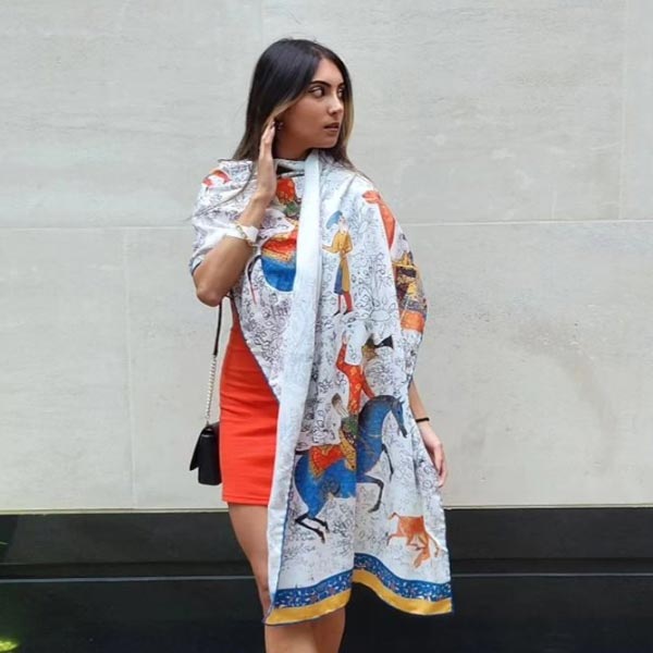 কিন্তু চাকরিতে বেশি দিন মন টেকেনি তানাজ়ের। হিন্দি ফিল্মজগতে নিজের কেরিয়ার গড়ে তোলার স্বপ্ন দেখেন তিনি। মুম্বইয়ে গিয়ে নৃত্যশিল্পী হিসাবে কাজ শুরু করেন তানাজ়।