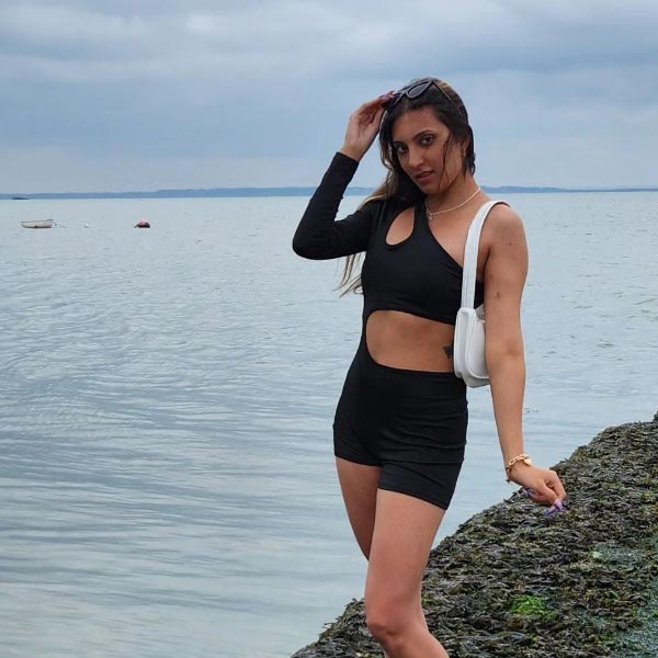 লন্ডনে গিয়েই ফ্যাশন নিয়ে পড়াশোনা শেষ করেন তানাজ়। বলিপাড়া সূত্রে খবর, শৈশব থেকে হিন্দি ছবির গানের দৃশ্য দেখতে পছন্দ করতেন তিনি। সেগুলি দেখে নিজে থেকেই হিন্দি ছবির গানের নাচের ধাপ শিখে ফেলতেন তিনি।