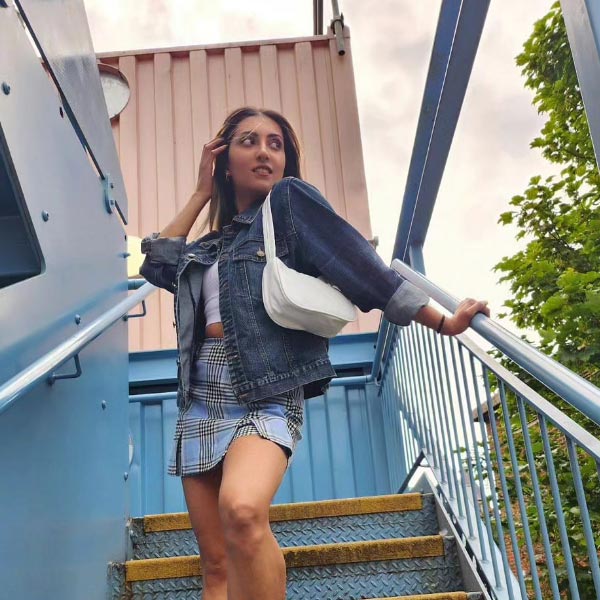 হিন্দি ছবিতে গানের দৃশ্যে অভিনয়ের জন্য মাঝেমধ্যেই বিদেশি মহিলাদের প্রয়োজন হয়। বলিপাড়া সূত্রে খবর, ২০১৭ সালে তানাজ় এমন একটি সংস্থার সঙ্গে যুক্ত হন, যেখান থেকে তিনি হিন্দি ছবির গানের দৃশ্যে অভিনয়ের সুযোগ পেতে শুরু করেন।