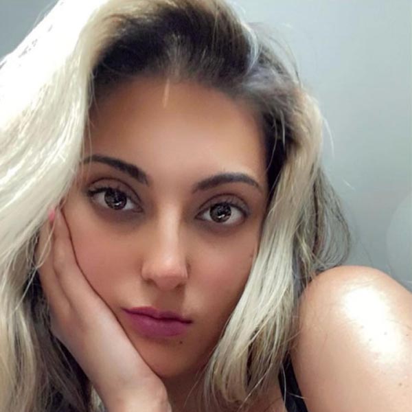 দেশ-বিদেশের বিভিন্ন প্রান্তে মঞ্চে নাচের পারফরম্যান্স করতে দেখা যায় তানাজ়কে।