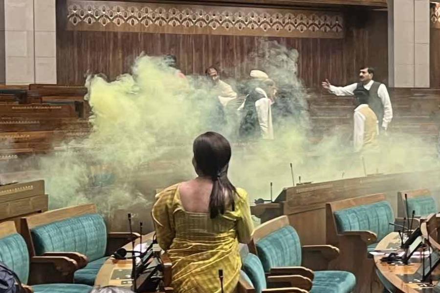 প্রত্যক্ষদর্শীদের কথায় হামলাকারীরা ‘রং বোমা’ ছড়িয়ে দিচ্ছিলেন সভায়। পরে দুই সাংসদ তাঁদের ধরে নিরাপত্তারক্ষীদের হাতে তুলে দেয়। এই ঘটনায় আবারও প্রশ্ন উঠেছে সংসদের নিরাপত্তা ব্যবস্থার উপর।
