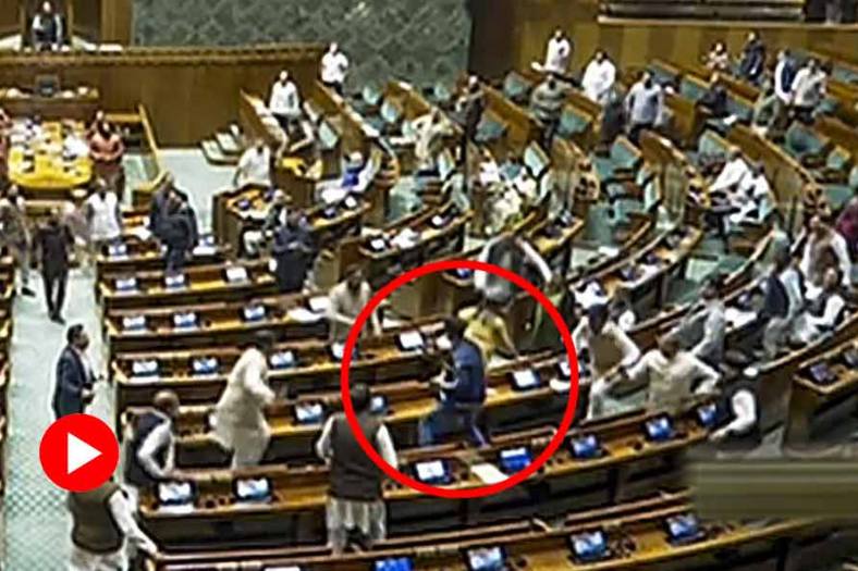 ‘তানাশাহি নেহি চলেগা’— এই স্লোগান দিতে দিতে লোকসভার গ্যালারি থেকে চেম্বারের ভিতর ঝাঁপিয়ে পড়লেন দুই যুবক। ওই দুই যুবক লোকসভায় ঢুকে ‘রং বোমা’ ছোড়ার চেষ্টা করেন বলে অভিযোগ। তাঁদের আটক করা হয়েছে।