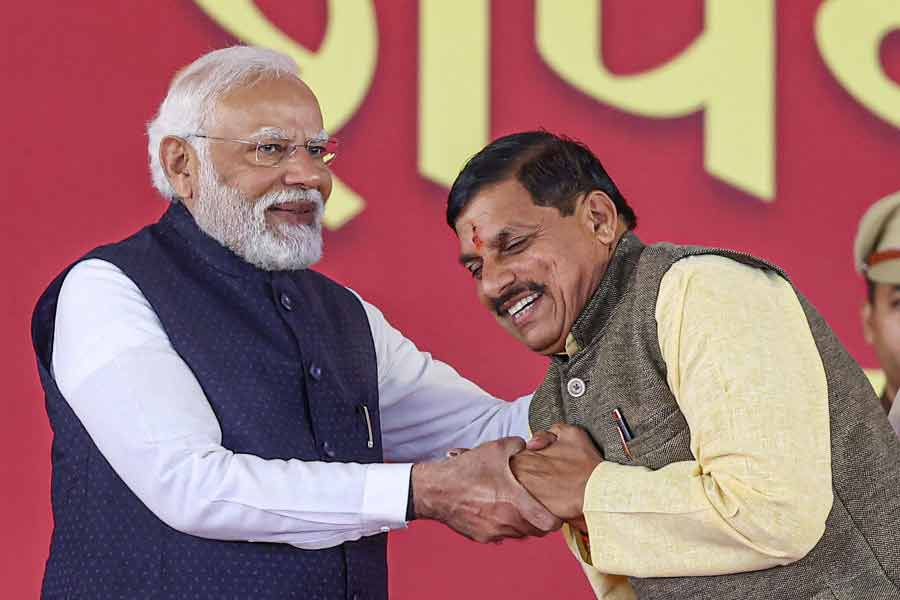 শিবরাজ সিংহ চৌহান নয়, মধ্যপ্রদেশে প্রায় ‘অচেনা’ মুখকে তুলে এনে চমক দিয়েছেন বিজেপি নেতৃত্ব। তিনি মোহন যাদব। উজ্জয়িনী-দক্ষিণ কেন্দ্রের তিন বারের বিধায়ক মোহন। সোমবার ভোপালে রাজ্য বিজেপির সদর দফতরে দলের বিধায়কদের নিয়ে বৈঠকে তাঁর নাম ঘোষণা করা হয়।