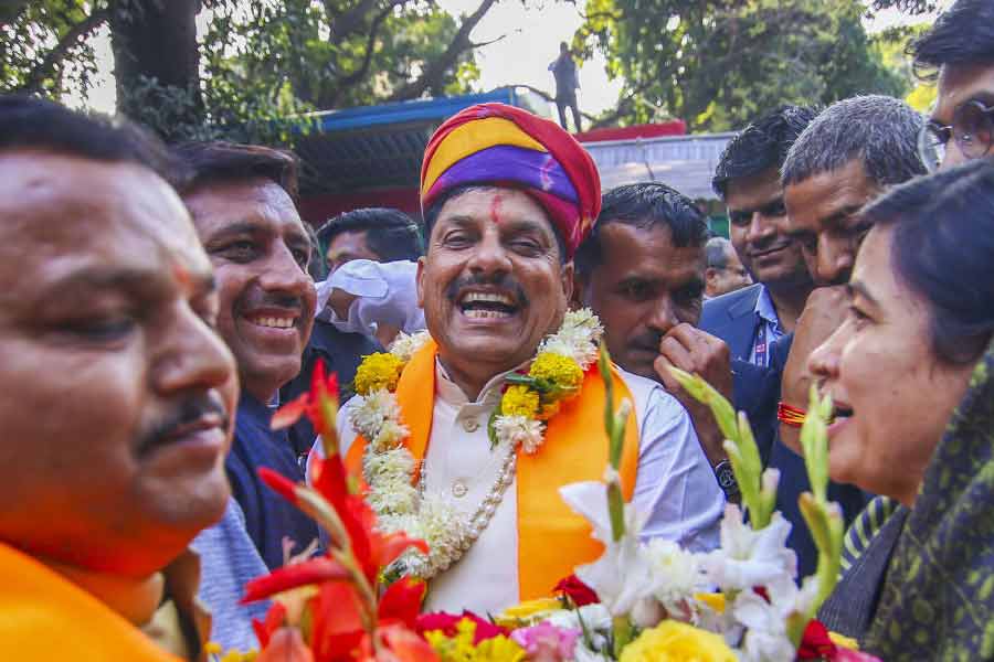 মোহনের কন্যা-পুত্ররা জানিয়েছেন, তাঁদের বাবা বেশির ভাগ সময় বাড়িতেই থাকেন না। খুব কমই তাঁর সঙ্গে কথা হয়। তবে যখন কথা হয়, আলোচনার প্রসঙ্গে কিন্তু কখনওই রাজনীতি আনেন না। রোজ সকালে উঠে যোগব্যায়াম করতে কখনও ভোলেন না মোহন। অত্যন্ত নিয়ম এবং নিষ্ঠার মধ্যে বাঁধা তাঁর নিত্য দিনের কাজ।