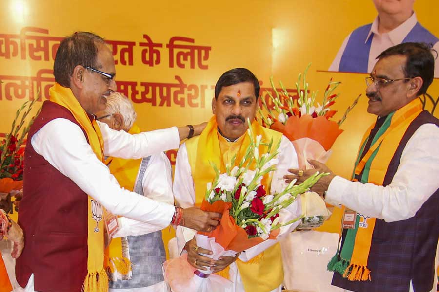 নিজেকে প্রমাণ করার জন্য লড়াই জারি রাখেন। দশ বছর ধরে সেই প্রস্তুতি নিতে থাকেন। অবশেষে ২০১৩ সালে সেই সুযোগ আসে। উজ্জয়িনী দক্ষিণ বিধানসভা আসন থেকে দলের টিকিটে নির্বাচনে লড়েন। ভোটে জেতেনও। তার পর থেকে আর ফিরে তাকাতে হয়নি মোহনকে।