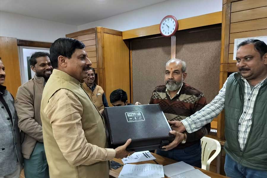 মোহন যাদব এ বারের নির্বাচনে মুখ্যমন্ত্রী পদের দৌড়ে ছিলে না। নাম ঘোষণার আগে পর্যন্ত তাঁর নাম নিয়ে প্রকাশ্যে কোনও চর্চাও হয়নি। উজ্জয়িনীর বাসিন্দারাও আশা করতে পারেননি যে, তাঁদের ঘর থেকেই রাজ্যের ভার সামলাতে যাচ্ছেন তাঁদেরই ঘরের ছেলে। 