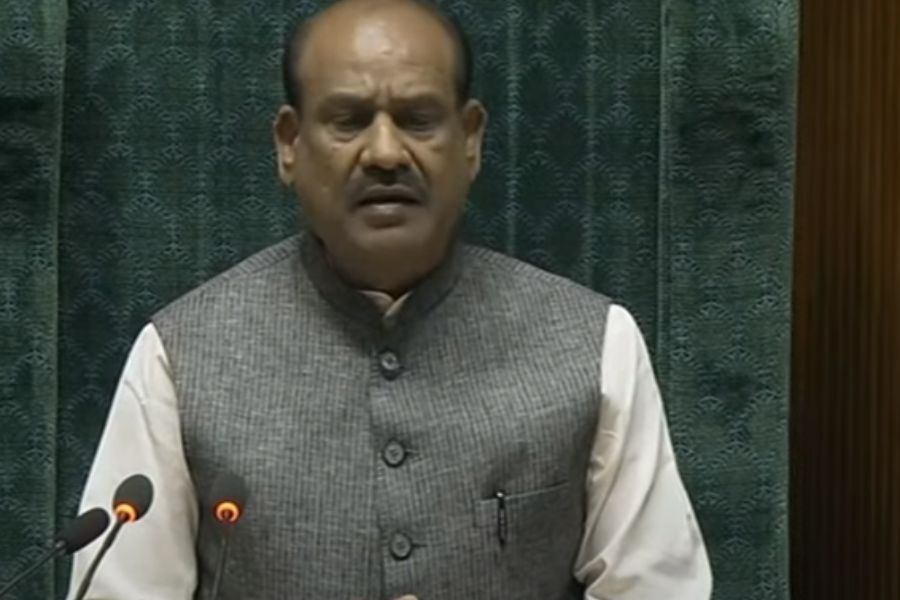 বুধবার লোকসভায় শীতকালীন অধিবেশন চলছিল। সভায় ওই সময়ে মালদহ উত্তরের বিজেপি সাংসদ খগেন মুর্মু বক্তৃতা করছিলেন। আচমকা দেখা যায়, দুই যুবক সভার মাঝে লাফিয়ে পড়েন। বেঞ্চের উপর উঠে দাঁড়িয়ে পড়েন তাঁরা। সাংসদেরাও আসন ছেড়ে উঠে পড়েন। নাটকীয় পরিস্থিতির সৃষ্টি হয়।