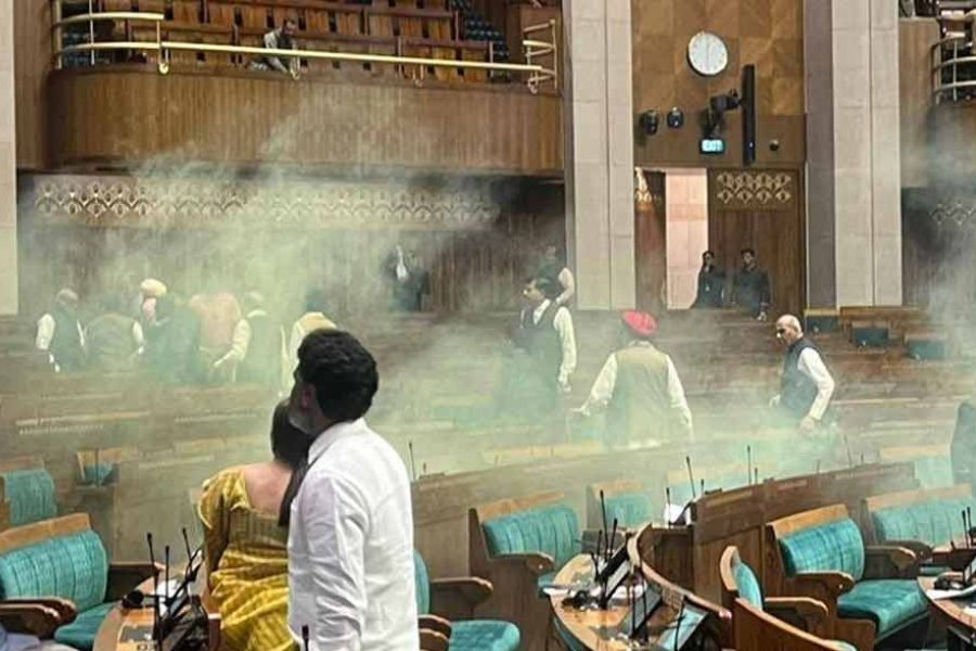 প্রত্যক্ষদর্শীদের অভিযোগ, হামলাকারীরা হলুদ রঙের গ্যাস জাতীয় পদার্থ সভায় ছড়িয়ে দিচ্ছিলেন। এক বেঞ্চ থেকে অন্য বেঞ্চে লাফিয়ে লাফিয়ে ধোঁয়া ছড়াচ্ছিলেন তাঁরা। সেগুলিকে ‘রং বোমা’ বলে দাবি করা হচ্ছে। গ্যাস দেখে সভায় আতঙ্ক ছড়িয়ে পড়ে। 