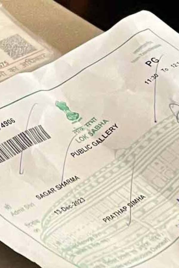 লোকসভার পরিবহণ ভবনের সামনে থেকে আরও দু’জনকে পুলিশ আটক করেছে। তাঁদের মধ্যে এক জন মহিলাও ছিলেন। তাঁরাও একই ধরনের স্লোগান দিচ্ছিলেন।