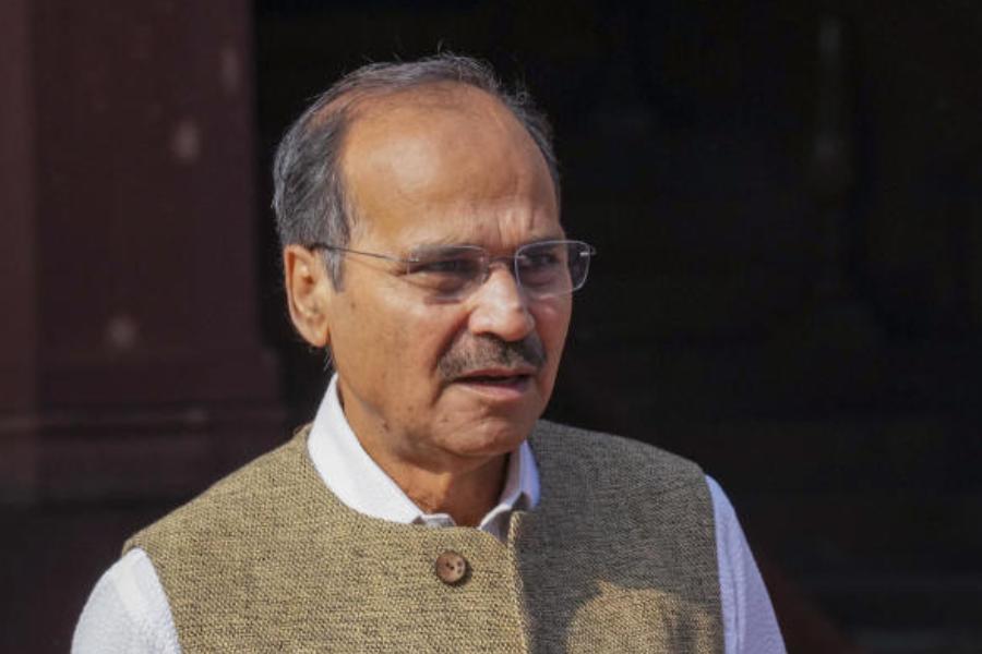 লোকসভায় কংগ্রেসের দলনেতা অধীর চৌধুরী এ প্রসঙ্গে বলেন, “দুই যুবক গ্যালারি থেকে ঝাঁপ দিয়েছিলেন। তাঁরা এমন কিছু একটা ছুড়েছিলেন, যা থেকে গ্যাস নির্গত হচ্ছিল। আমাদের দুই সাংসদের হাতে ধরা পড়েন তাঁরা। পরে নিরাপত্তাকর্মীরা তাঁদের বার করে নিয়ে যান।’’