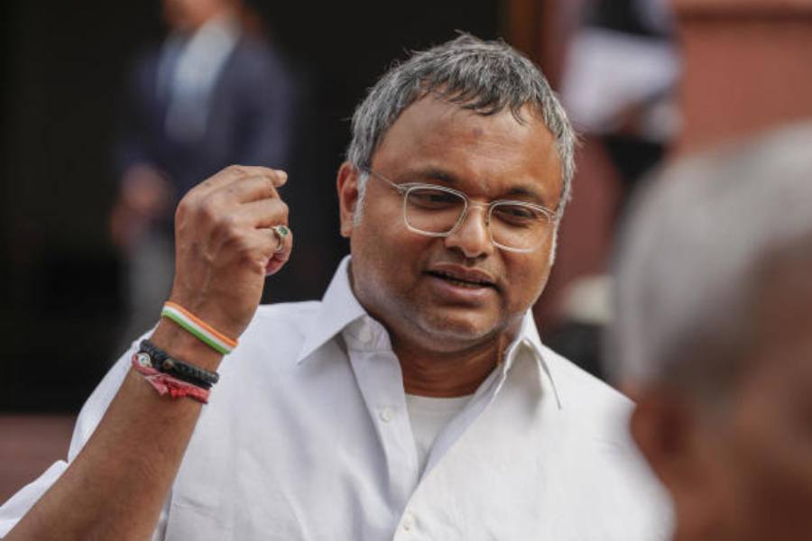 এই ঘটনা নিয়ে কংগ্রেস সাংসদ কার্তি চিদম্বরম জানান, তিনি প্রাথমিক ভাবে ভেবেছিলেন দর্শক গ্যালারি থেকে কেউ পড়ে গিয়েছেন। কিন্তু দ্বিতীয় ব্যক্তি লাফ দেওয়ার পরে তিনি বুঝতে পারেন নিরাপত্তা লঙ্ঘন করে কেউ ঢুকে পড়েছে। তিনি পুঙ্খানুপুঙ্খ তদন্তের আহ্বান জানিয়েছেন।