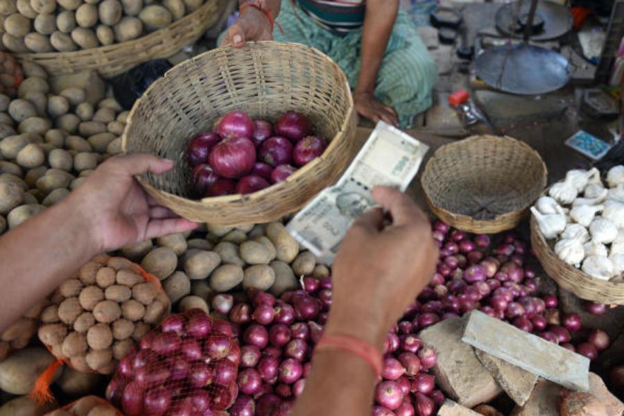 আশঙ্কা সত্যি হল। নভেম্বরে তা ফের উঠল তিন মাসের মধ্যে সব থেকে উঁচুতে। প্রধানত খাদ্যপণ্যের দাম চড়ে যাওয়ার জেরেই। 