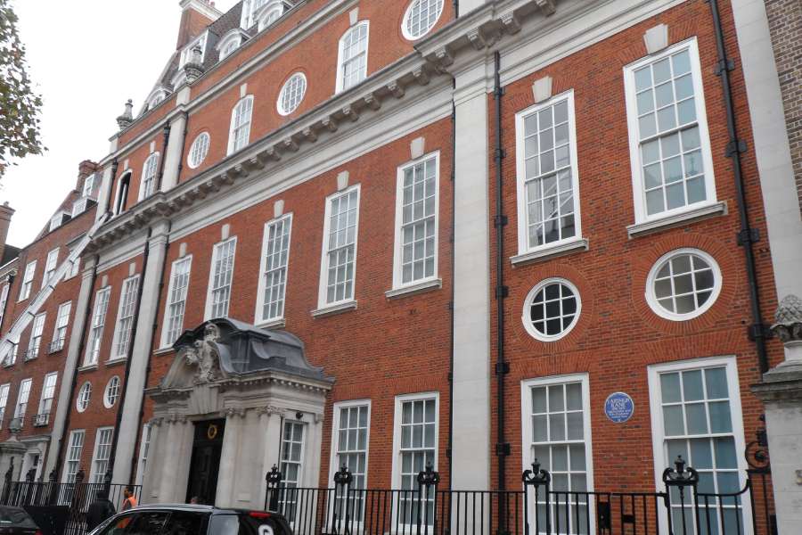 লন্ডনের ওয়েস্টমিনস্টার সিটিতে ১৯২০ সালে এই বাড়ি তৈরি করেছিলেন অ্যাবারকনওয়ের দ্বিতীয় ব্যারন তথা শিল্পপতি হেনরি ম্যাকলারেন। তাঁর পদবির সম্মানে এই বাড়ির নামকরণ করা হয় অ্যাবারকনওয়ে হাউস।