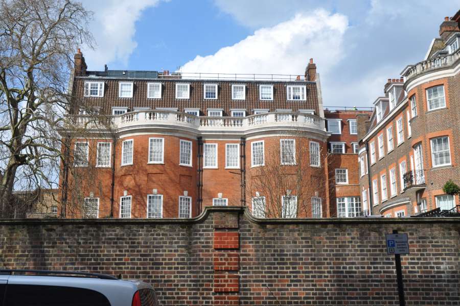 বাড়িটি কিনতে ১৩ কোটি ৮০ লক্ষ ব্রিটিশ পাউন্ড খরচ করেছেন আদর। যা ভারতীয় মুদ্রায় ১৪৪০ কোটি ৮৭ লক্ষ টাকার সমান। 