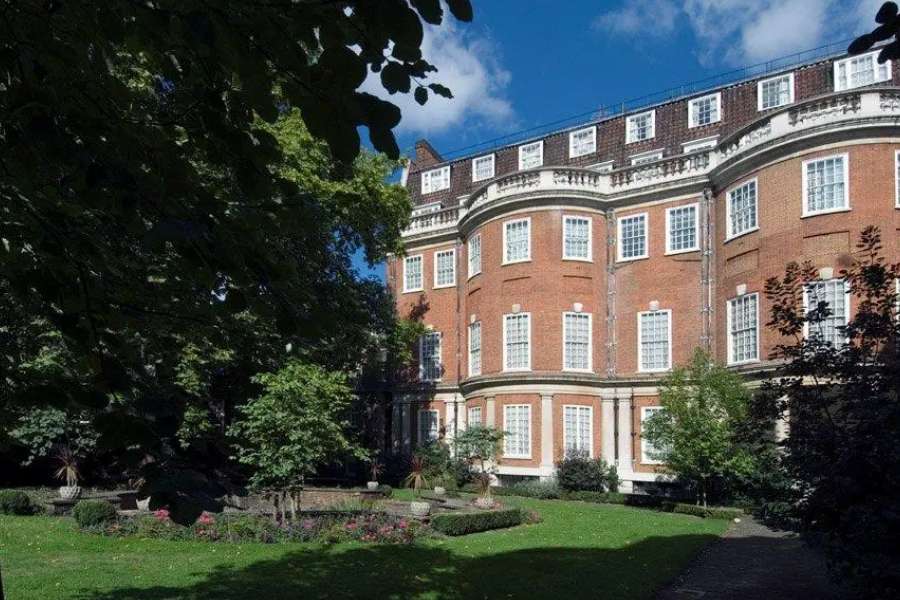 লন্ডনের হাইড পার্কের কাছে লাল ইটের দেওয়ালের গথিক শিল্পশৈলীর বাড়িটি বরাবরই তার সৌন্দর্যের জন্য তারিফ পেয়ে এসেছে। 