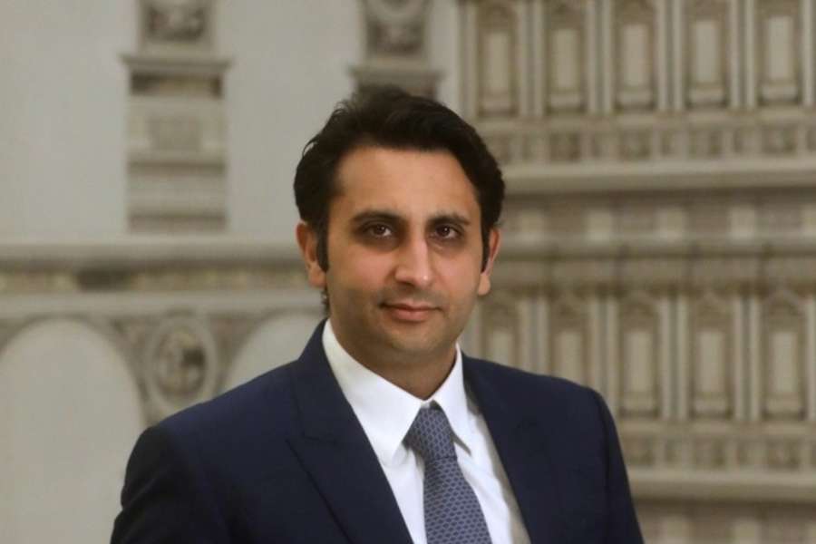 পরে সেই বাড়ি বহু বার হাতবদল হয়ে আসে পোল্যান্ডের সবচেয়ে ধনী ব্যক্তি জ্যান কুলজিকের হাতে। জ্যানের মৃত্যুর পর উত্তরাধিকার সূত্রে বাড়িটি পান তাঁর কন্যা ডমিনিকা কুলজিক। আদর বাড়িটি কিনেছেন ডমিনিকার কাছ থেকেই।