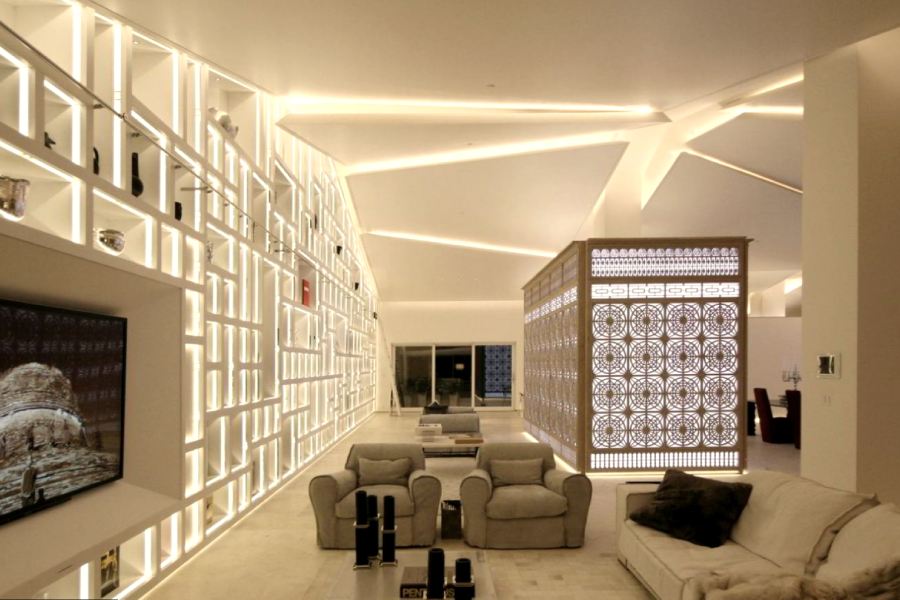 ছ’তলা উঁচু এই বাড়িতে রয়েছে ছ’টি শোবার ঘর, দু’টি বড় খোলা বারান্দা, অতিথিদের স্বাগত জানানোর রিসেপশন রুম, বড় বসার ঘর, খাবার ঘর, অতিথিদের থাকার ঘর, গ্রন্থাগার, সব্জিবাগান সংলগ্ন রান্নাঘর। তবে এই বাড়ির সবচেয়ে বড় আকর্ষণ এর রিসেপশন রুমটিই।