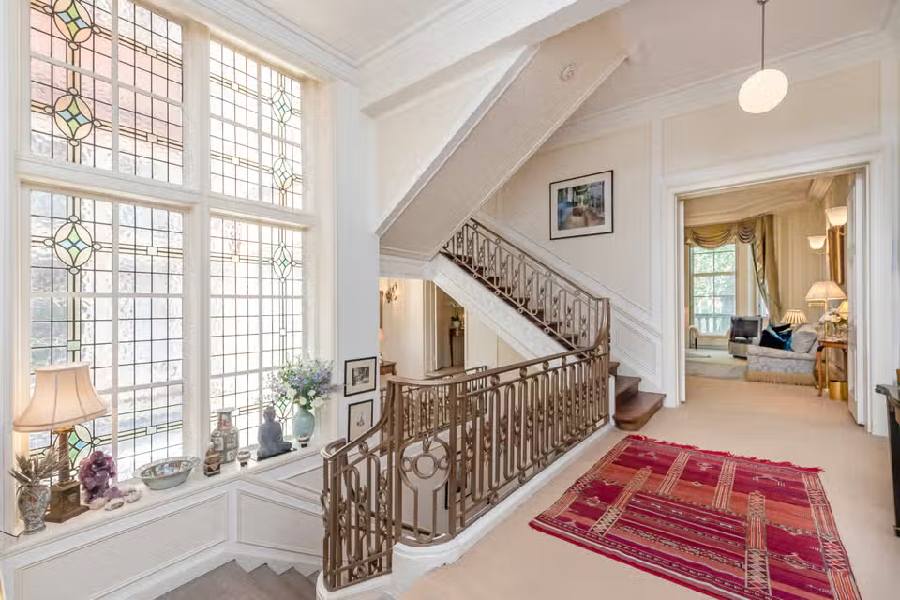 এই ঘরের ছাদ ৩৫ ফুটেরও বেশি উঁচু। তার দেওয়ালের অর্ধেক কাচের। মাটি থেকে ছাদ পর্যন্ত উঠে গিয়েছে সেই কাচের দেওয়াল।