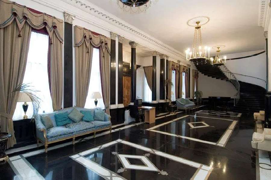 তবে শুধু স্থাপত্যশৈলী বা আয়তনেই নয়, এই বাড়ির মাহাত্ম্য লুকিয়ে আছে তার ইতিহাসেও। 