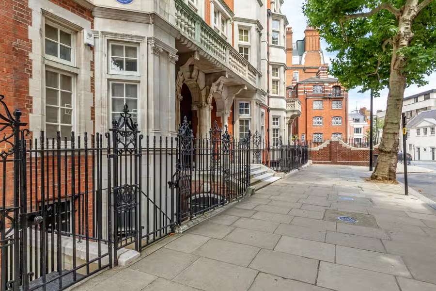 লন্ডনের মাটির নীচে টিউব ট্রেনে পথ শহরের বুকে ধমনীর মতো ছড়িয়ে রয়েছে এখন। এই টিউব ট্রেনের ডাউনিং স্ট্রিট স্টেশনে ওয়ার ক্যাবিনেট বানানোর পরিকল্পনাও হয়েছিল এই বাড়িতেই।