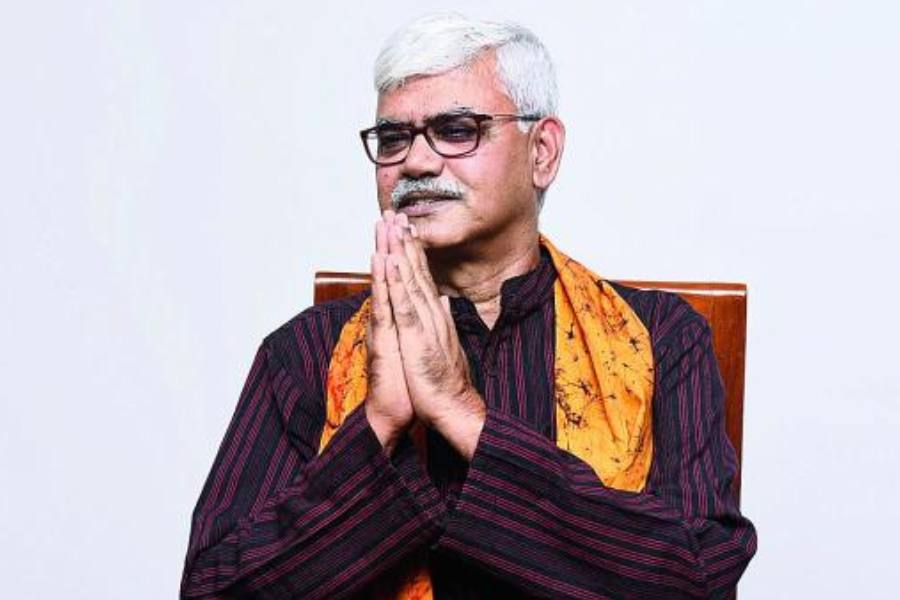 বিশ্বভারতীর প্রাক্তন উপাচার্য বিদ্যুৎ চক্রবর্তীর বিরুদ্ধে একটি মামলার শুনানি ছিল কলকাতা হাই কোর্টের বিচারপতি জয় সেনগুপ্তের বেঞ্চে। তাঁর বিরুদ্ধে এই মামলাটি করেছিল পুলিশ। বুধবার সেই মামলারই শুনানি চলছিল হাই কোর্টে। বিচারপতি বিদ্যুতের বিরুদ্ধে অভিযোগ শোনার পর পুলিশের ভূমিকা নিয়েই প্রশ্ন তোলেন।