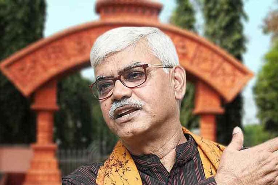 বিশ্বভারতী বিশ্ববিদ্যালয়ের উপাচার্য পদে থাকাকালীন বহু বিতর্কে জড়িয়েছেন বিদ্যুৎ। মেয়াদ ফুরোনোর পর বিদ্যুৎকে পাঁচটি মামলায় জিজ্ঞাসাবাদ করতে চেয়ে নোটিস দেয় শান্তিনিকেতন থানা। পুলিশের নোটিসকে চ্যালেঞ্জ করে আদালতে যান বিদ্যুৎ। পাল্টা পুলিশও তাঁর বিরুদ্ধে মামলা করে হাই কোর্টে।