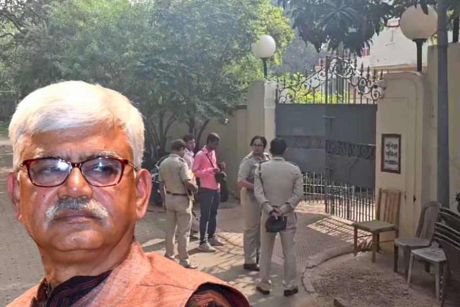 ওই অভিযোগ শুনেও পুলিশকে কটাক্ষ করে বিচারপতি সেনগুপ্ত বলেন, ‘‘এই সব অভিযোগ করে আপনারা রাজ্য সরকারকেই অপমান করছেন। আমি বিশ্বাস করি না, রাজ্যের উচ্চপদস্থ কেউ পুলিশকে এমন করতে নির্দেশ দিয়েছেন।’’