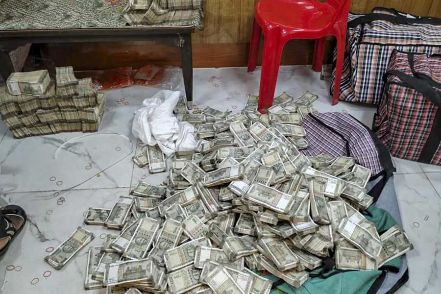 ইডি সূত্রে খবর, সন্দেশখালিতে যে তিন আধিকারিক জখম হয়েছেন, তাঁদের মধ্যে এক জন হলেন সহকারী ডিরেক্টর রাজকুমার রাম। তিনি বাইরে থেকে এসেছিলেন। রক্তাক্ত অবস্থায় তাঁকে একটি বেসরকারি হাসপাতালে ভর্তি করানো হয়েছে। সেখানে তাঁর সিটি স্ক্যান করানো হবে। জখম হওয়া বাকি দুই আধিকারিকের নাম অঙ্কুর এবং সোমনাথ দত্ত। 