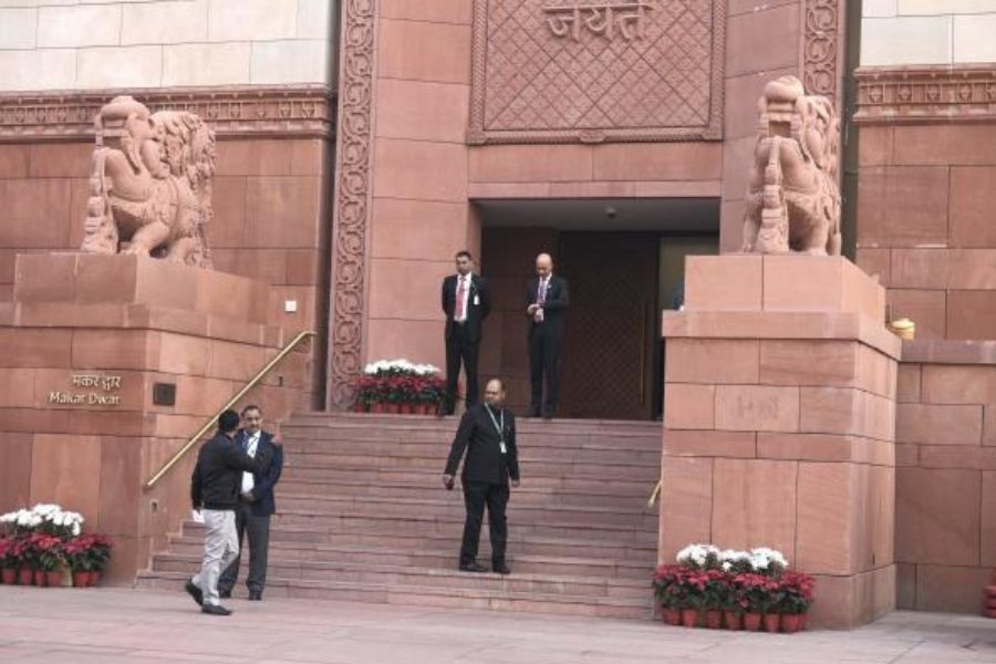 যদিও লোকসভা কক্ষে ঝাঁপ মারা দু’জনকে ঠেকাতে মার্শাল বাহিনীকে সক্রিয় হতে দেখা যায়নি। লোকসভারই দুই সাংসদ, উত্তরপ্রদেশের মালুন নাগর (বহুজন সমাজ পার্টি) এবং রাজস্থানের হনুমান বেনীওয়াল (রাষ্ট্রীয় লোকতান্ত্রিক পার্টি) পাকড়াও করেন তাঁদের। এর পরে ওই দুই যুবককে কয়েক জন সাংসদ মিলে শারীরিক নিগ্রহ করেন বলেও অভিযোগ।