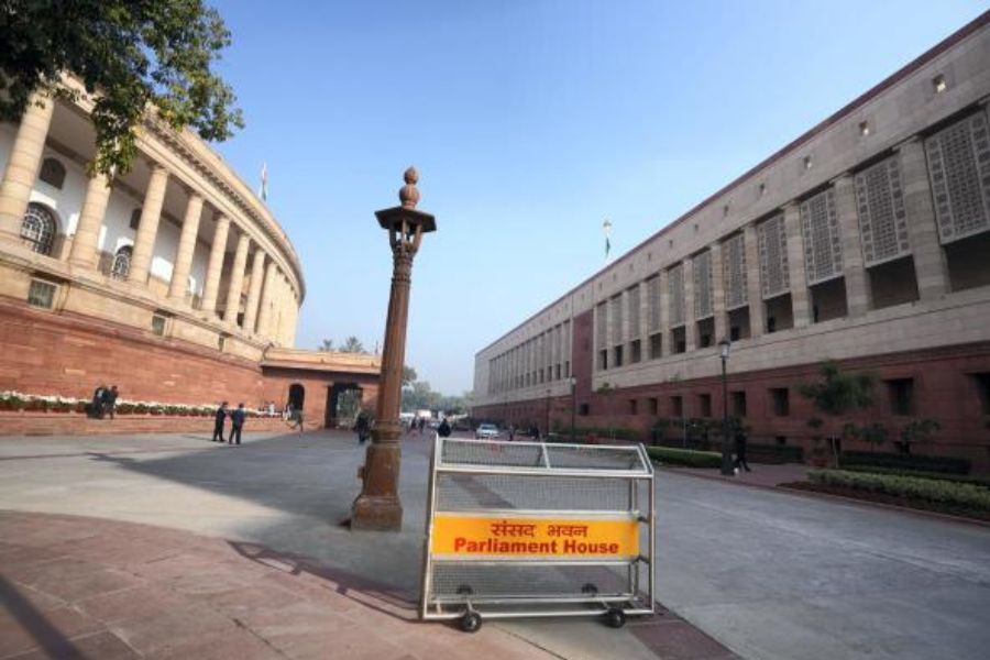 বুধবার রাতেই দিল্লি পুলিশের তদন্তে তথ্য মেলে যে, এই ঘটনার নেপথ্যে আরও দু’জন রয়েছেন। বস্তুত, তাঁদের পুরো পরিকল্পনাই হয়েছিল সমাজমাধ্যমে যোগাযোগের মধ্যে দিয়ে। পুলিশ দাবি করে, ছ’জন আলোচনা করে ঠিক করেন, সংসদের ভিতরে ঢুকে দু’জন ‘বিশৃঙ্খলা’ সৃষ্টি করবেন।