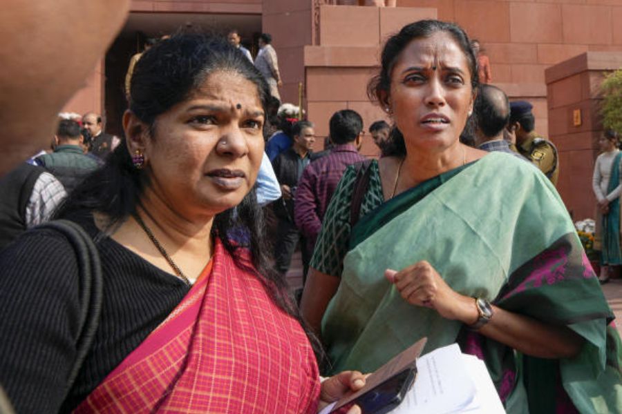 এরই মধ্যে লোকসভায় রংবোমা নিয়ে হানাদারির ঘটনায় প্রকাশ্যে এল পশ্চিমবঙ্গ যোগ। জানা গেল, বুধবার দুপুরে সংসদে রং-বোমা ফাটানোর পরিকল্পনা সাজিয়েছিলেন যিনি, তিনি এক জন সমাজকর্মী এবং কাজ করতেন বাংলারই এক এনজিওতে।