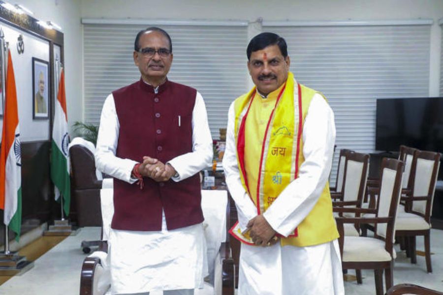 রাজস্থানের পরে এ বার মধ্যপ্রদেশেও বিধিনিষেধ আমিষ খাবার ও সামগ্রী বিক্রিতে। খোলাবাজারে আমিষ জিনিস যেমন মাছ, মাংস বা ডিম বিক্রি বন্ধের লক্ষ্য নিয়ে এগোচ্ছে মধ্যপ্রদেশের বিজেপি সরকার। এ ছাড়াও মাইক ব্যবহারের উপরেও বসছে নানা নিষেধাজ্ঞা।