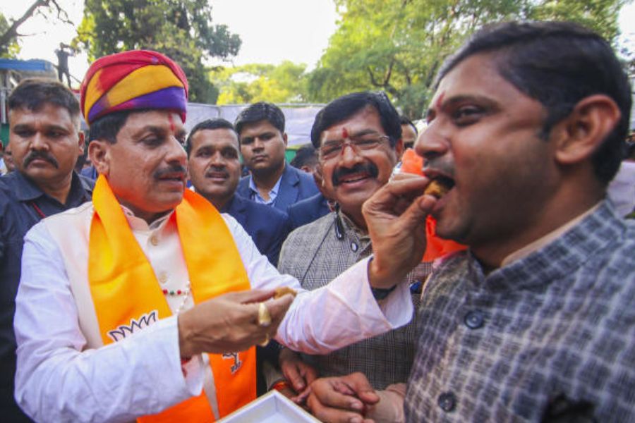 সাংবাদিক বৈঠকে মোহন বলেন, ‘‘রাজ্যের খাদ্য দফতর, পুলিশ, পুরসভাগুলিতে এই বিধিনিষেধ মানা হচ্ছে কি না, তার উপর নজরদারির নির্দেশ দেওয়া হয়েছে। বলা হয়েছে, প্রকাশ্যে মাছ-মাংস বিক্রি বন্ধ করার জন্য আগামী ১৫ থেকে ৩১ ডিসেম্বর পর্যন্ত বিশেষ প্রচার কর্মসূচি চালাতে।’’ 