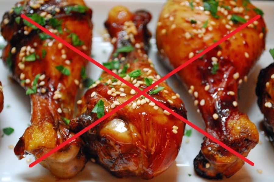 বিরোধীদের একাংশের অভিযোগ, বিশেষ জনগোষ্ঠীকে নিশানা করেই আমিষের উপর নিষেধাজ্ঞা বলবতে সক্রিয় হয়েছে মধ্যপ্রদেশের বিজেপি সরকার।